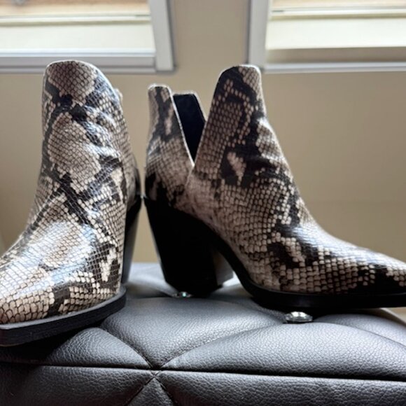New, Never Worn, Vince Camuto Bibestie Leather Bootie, Natural Multi Size 7M - Picture 2 of 7